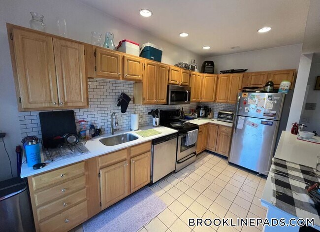 Building Photo - 1404 Beacon St
