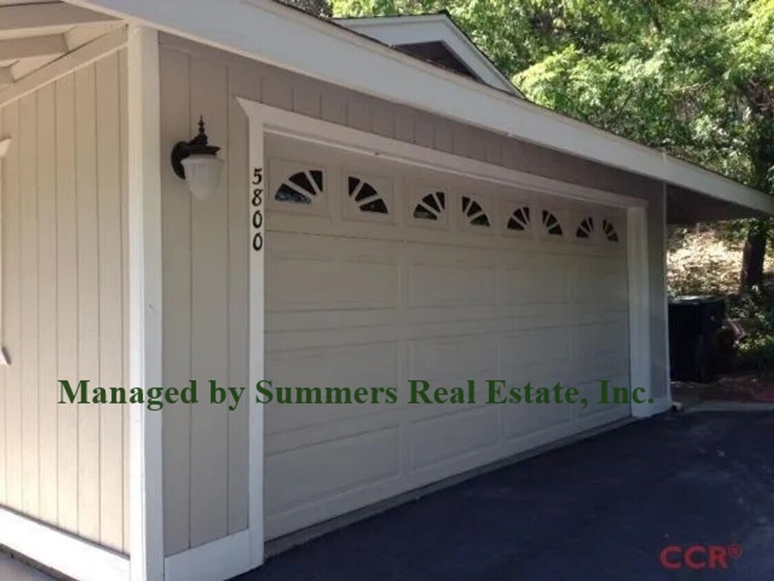 Foto principal - 3 Bedroom, 2 bath home with indoor laundry...