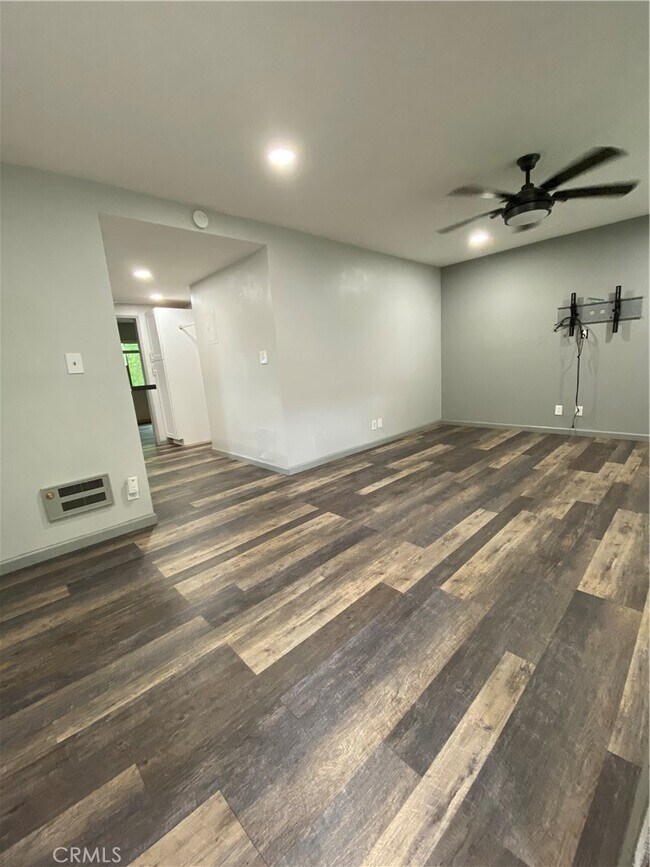Foto del edificio - 13722 Red Hill Ave
