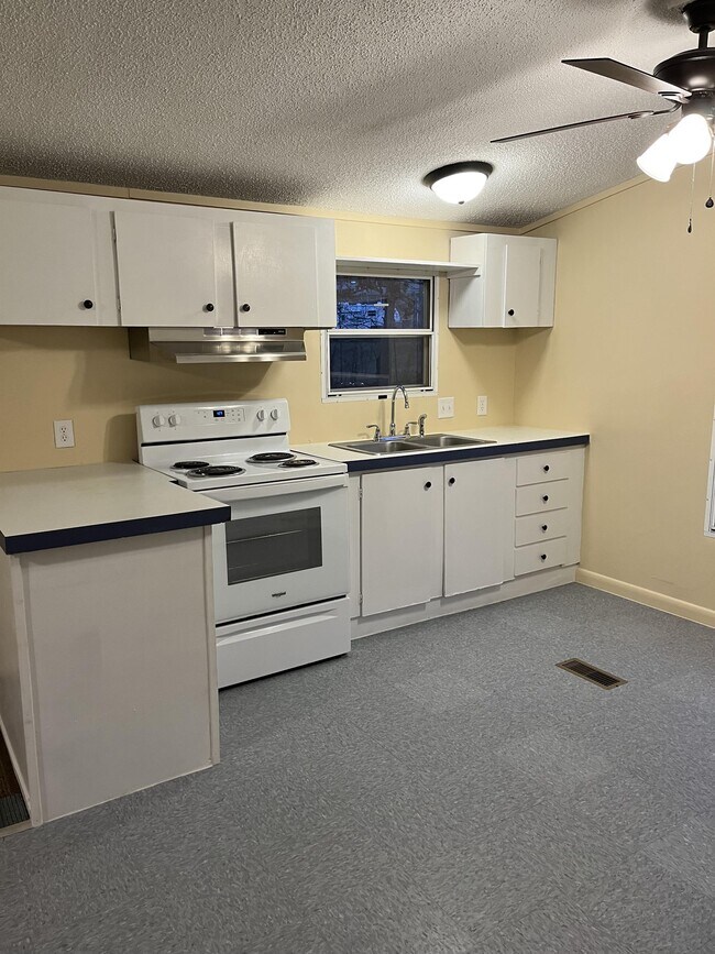 Building Photo - 126 Meadow Ln
