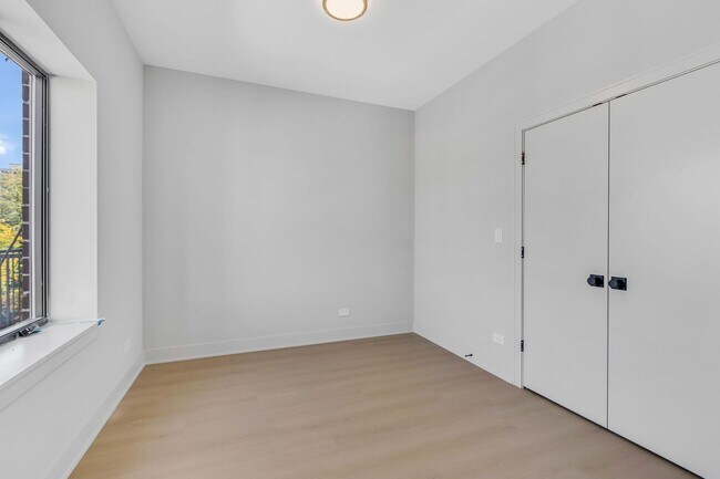 Building Photo - 4102 N Sheridan Rd