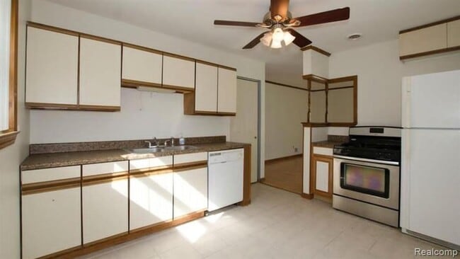 Building Photo - 27791 Groveland St