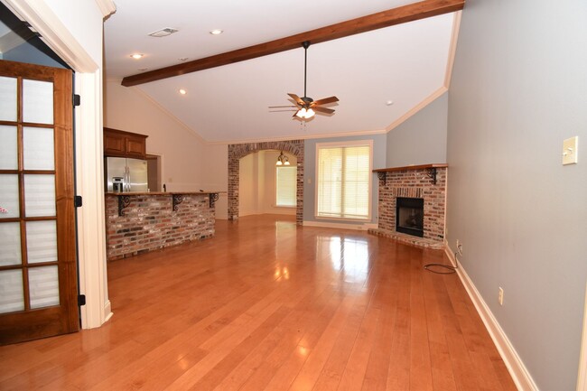 Building Photo - Spacious 3 Bedroom, 2 Bath Home