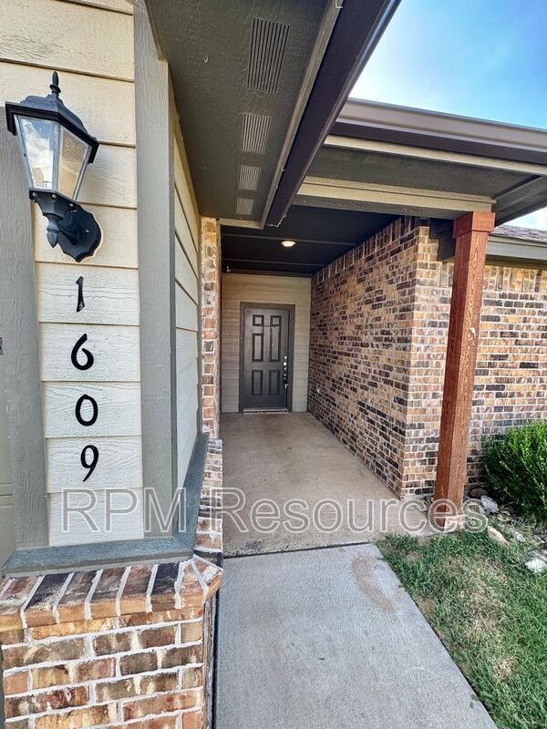 Building Photo - 1609 Burgundy Dr