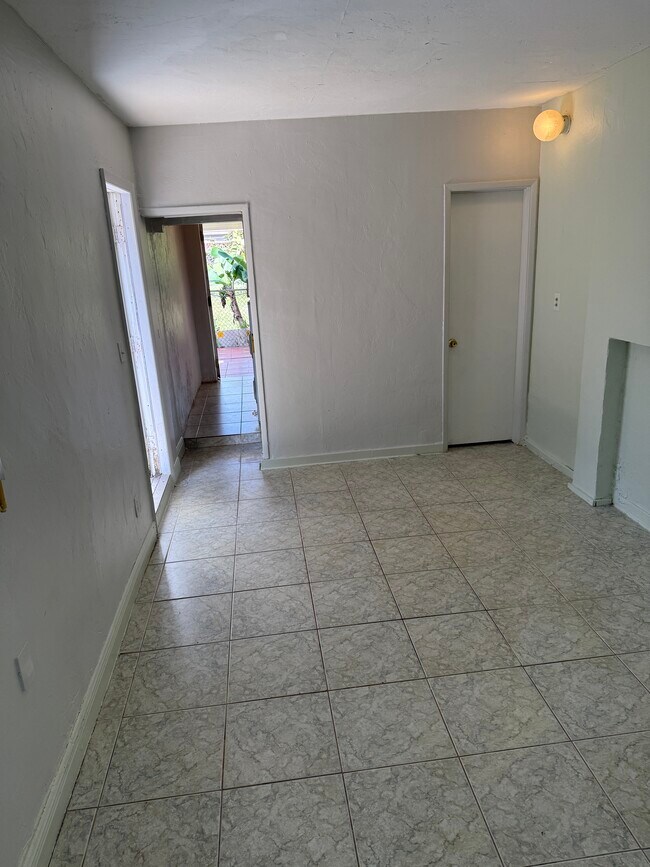 Estudio - 6387 Coral Way