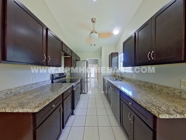 Foto del edificio - Charming & Updated 3BR/2BA plus Flex Room with Massive Privacy-Fenced Backyard