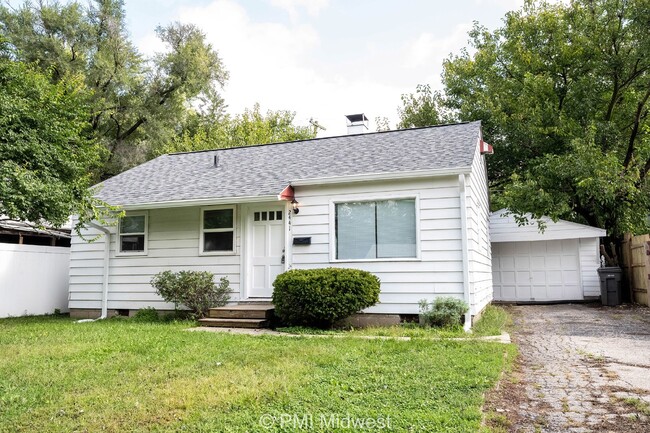 Building Photo - Charming 2-Bedroom Bungalow in Indianapoli...