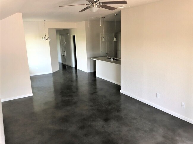 Sala de estar desde la entrada - 126 E Ball Rd