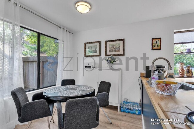 Foto del edificio - 2157 Clearview Cir