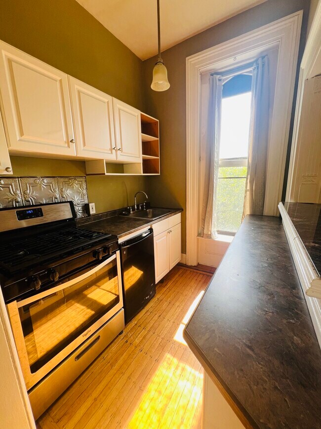 Kitchen with updated stove/range - 222 Montgomery St