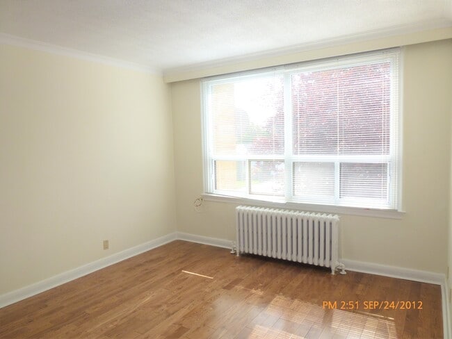 Building Photo - LARGE PREMIUM UNIT IN QUIET RENOVATED BUIL...
