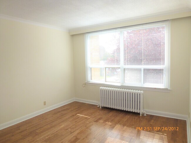 Photo du bâtiment - LARGE PREMIUM UNIT IN QUIET RENOVATED BUIL...