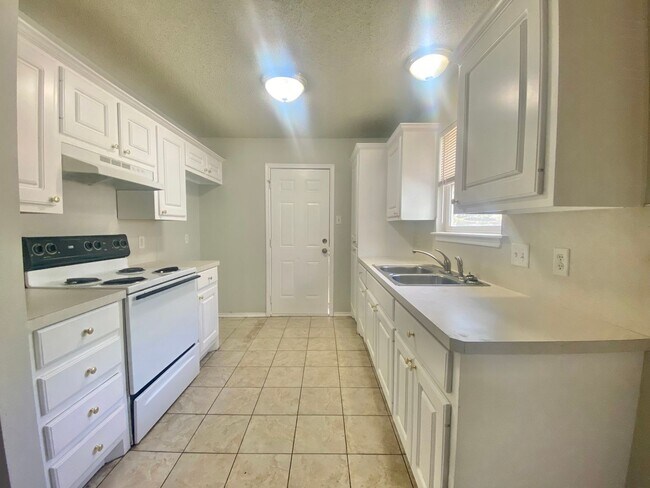 Foto del edificio - 3 bedroom near I-27 now available.