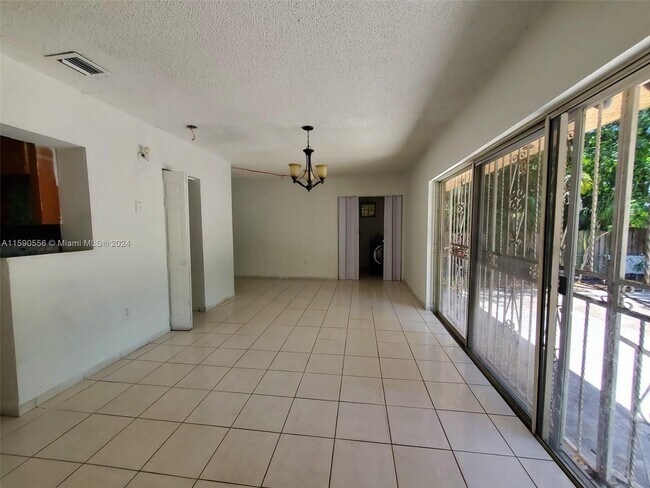 Foto del edificio - 1565 NE 141st St