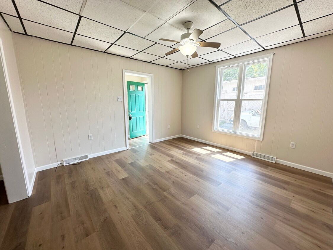 Primary Photo - 1 Bedroom with Bonus Room in Lebanon!