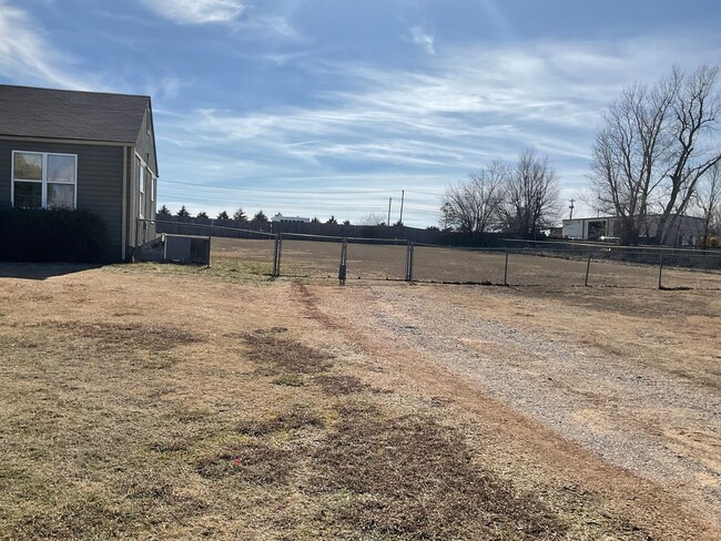 Building Photo - Cottage home with huge back yard