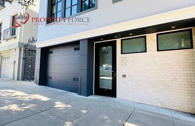 Building Photo - Beautiful 2 Bed 2 bath Available with grea...