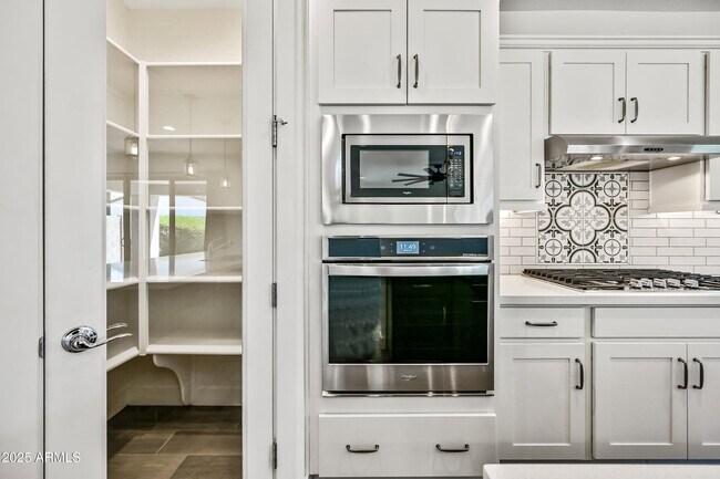 Foto del edificio - 17163 W Thousand Oaks St