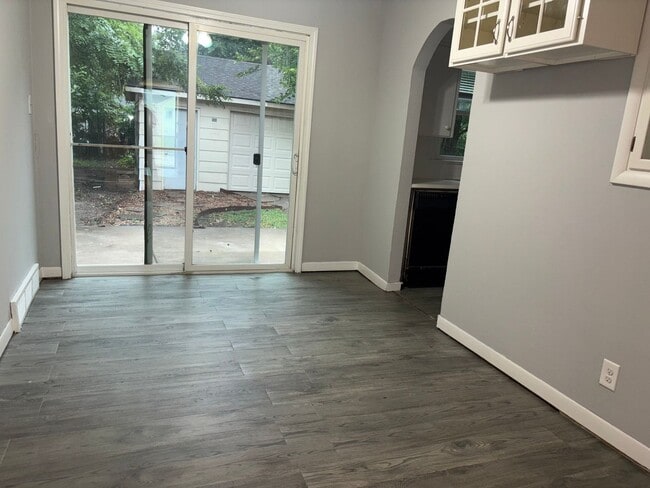 Foto del edificio - Beautiful 2 Bedroom 1 Bath + Large Garage/...