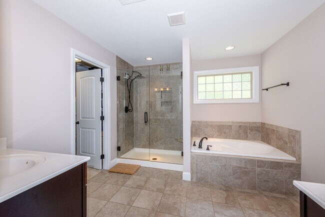 Building Photo - Knoxville 37931 - 3 bedroom (all upstairs,...