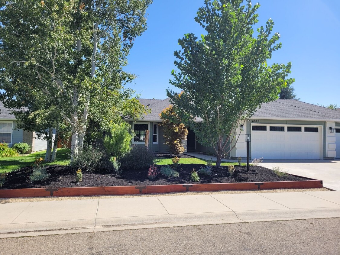 Foto principal - Stunning Home with Hot Tub with Detached O...