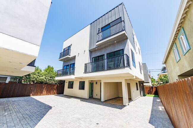 Building Photo - Luxury 3-Bed Townhome-Style Retreat in Hol...