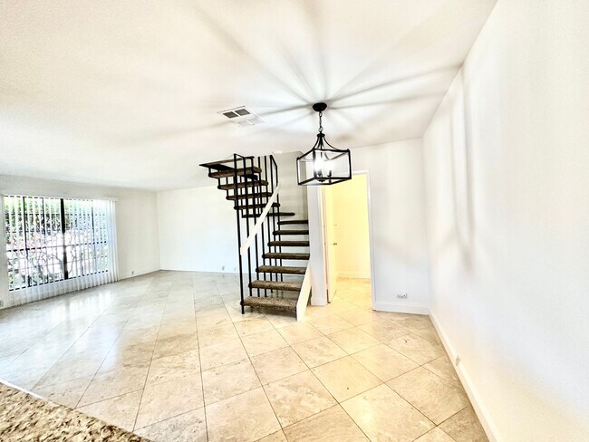Foto del edificio - FOR RENT - 3Br/1.5Ba 1113 Sf Corner Unit T...