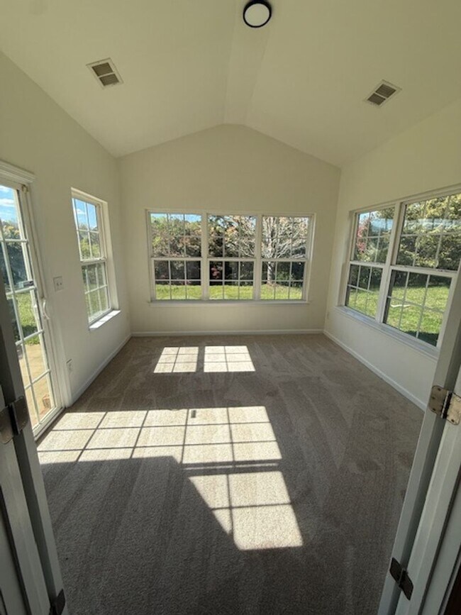 Foto del edificio - Incredible 5 BR House For Rent in Berewick!