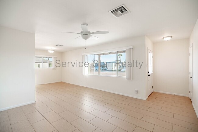 Building Photo - 6626 E Palm Ln