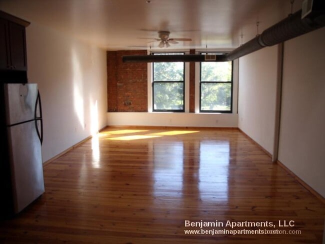 Building Photo - 600 Columbia Rd