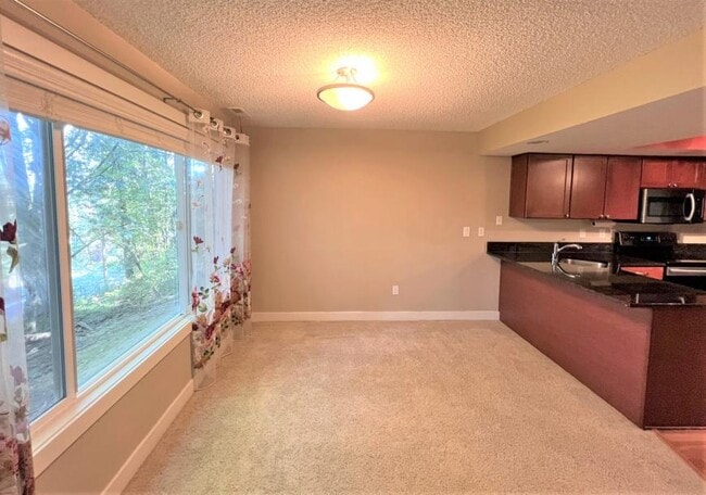 Building Photo - 2 bedroom in Bellevue WA 98006