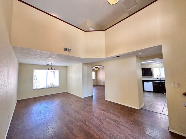 Foto del edificio - 4 Bedroom 2.5 Bathrooms 2 Car Garage