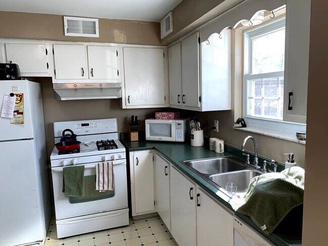 Building Photo - 8223 Elaine Dr