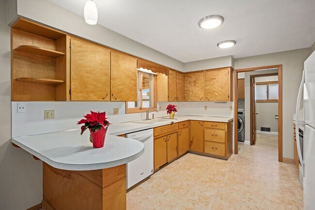Building Photo - Central Loveland 4 bedroom, 2.5 bathroom h...