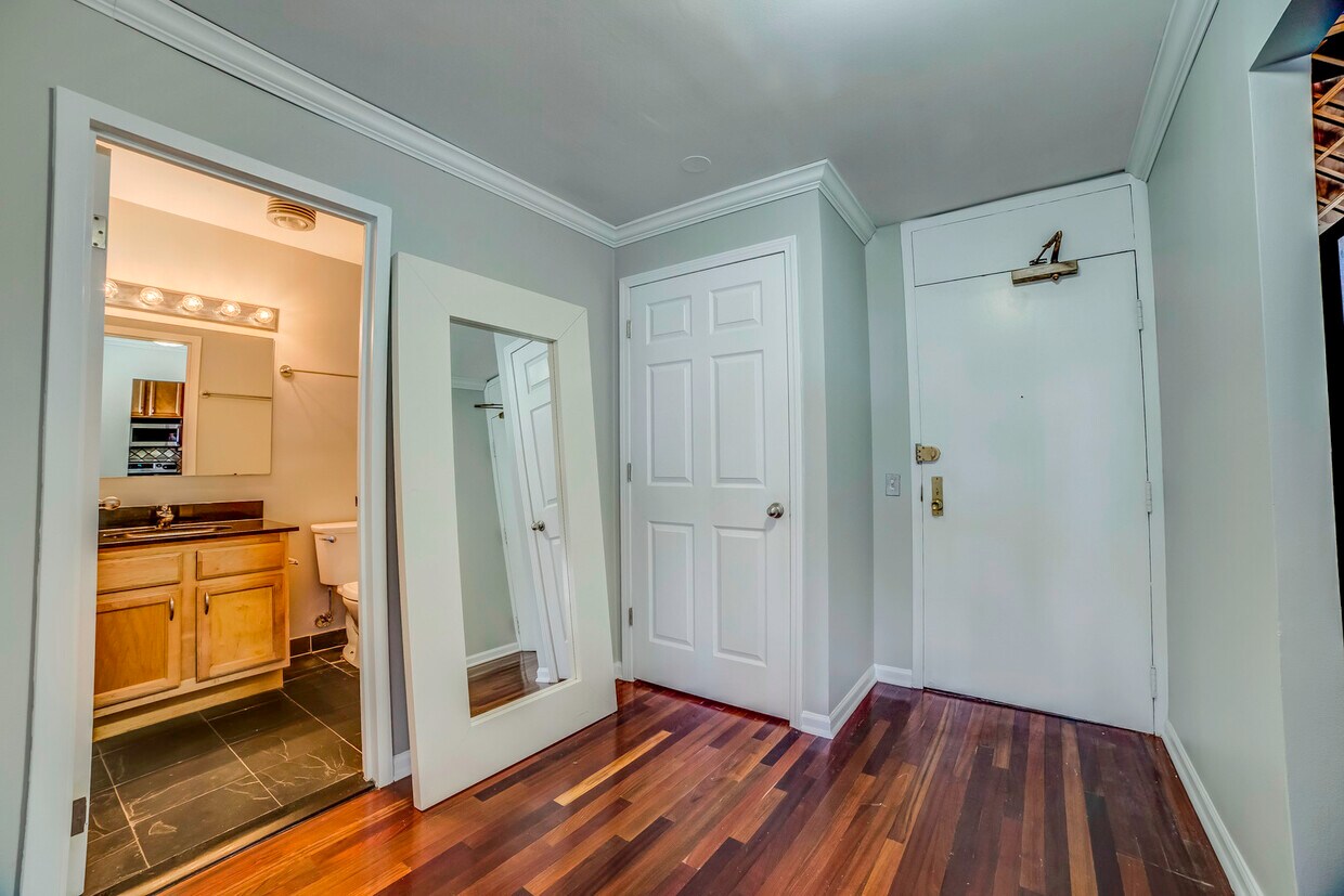 Primary Photo - 525 W Hawthorne Pl