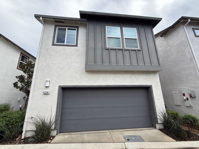 Foto del edificio - Pristine Condo in Monterey Village Gated Community