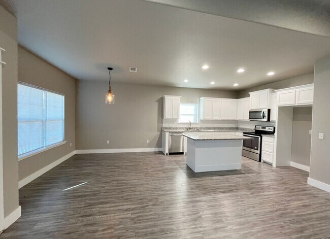 Building Photo - Open floor plan/Paved street/Quiet neighbo...