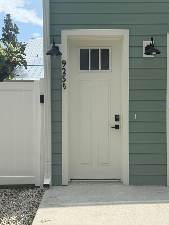 Entrada - 925 24th Ave N