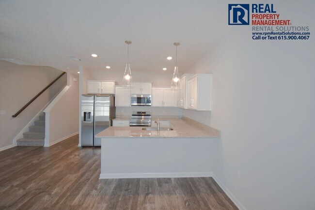 Foto del edificio - Gorgeous 3 bedroom Townhome! Neighborhood pool & attached garage!