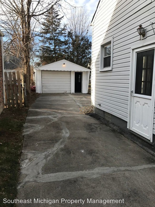 3 br, 1.5 bath House 20476 Kenosha House Rental in Harper Woods, MI