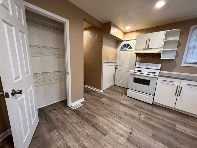Foto del edificio - Cute 2br house with deck and off street pa...