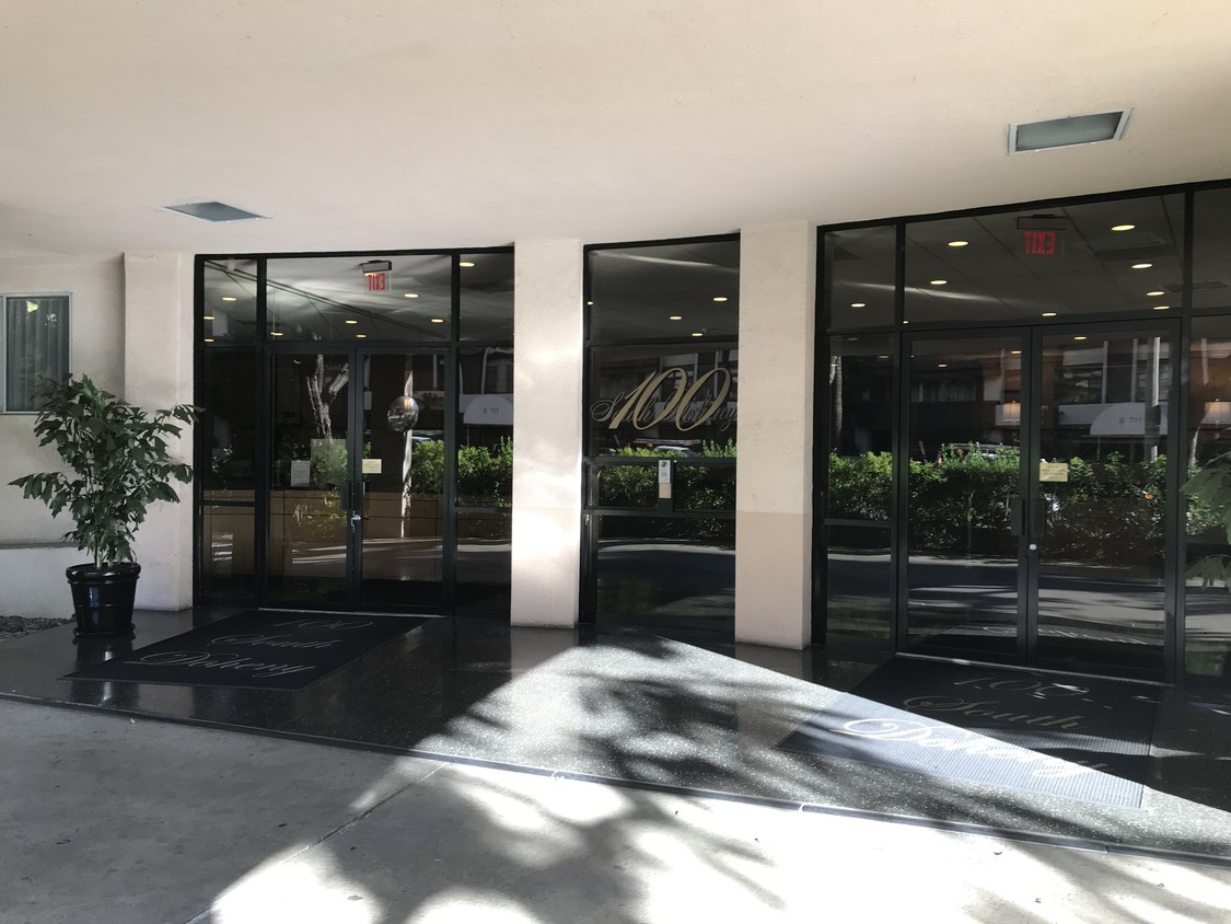 Primary Photo - 100 S Doheny Dr