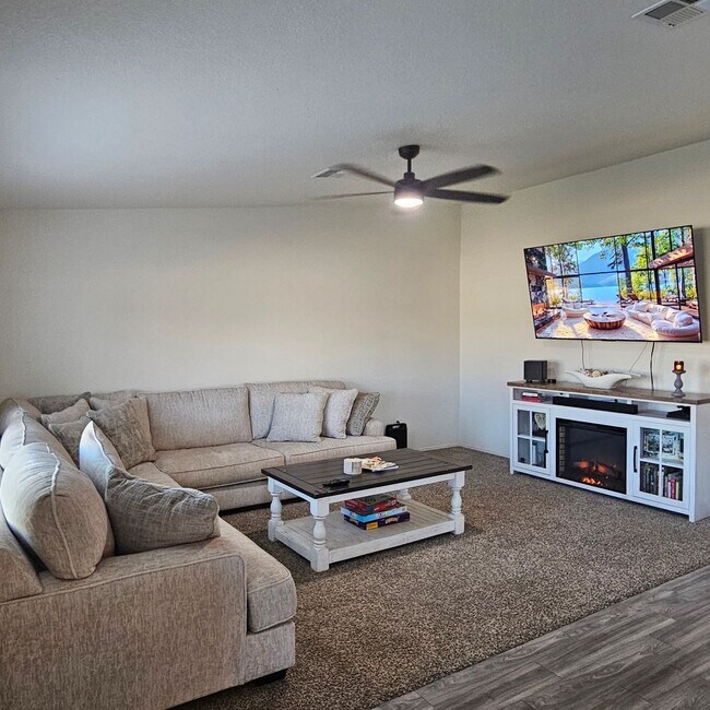 Building Photo - Solar home for Rent!