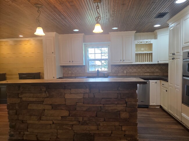 Building Photo - 547 Toonigh Rd