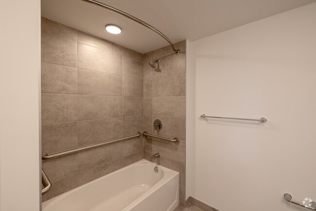 1BR, 1BA - 722SF - Bathroom - Naranja Grand I