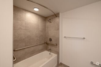 1BR, 1BA - 722SF - Bathroom - Naranja Grand I
