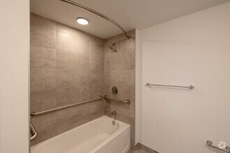 1BR, 1BA - 722SF - Bathroom - Naranja Grand I