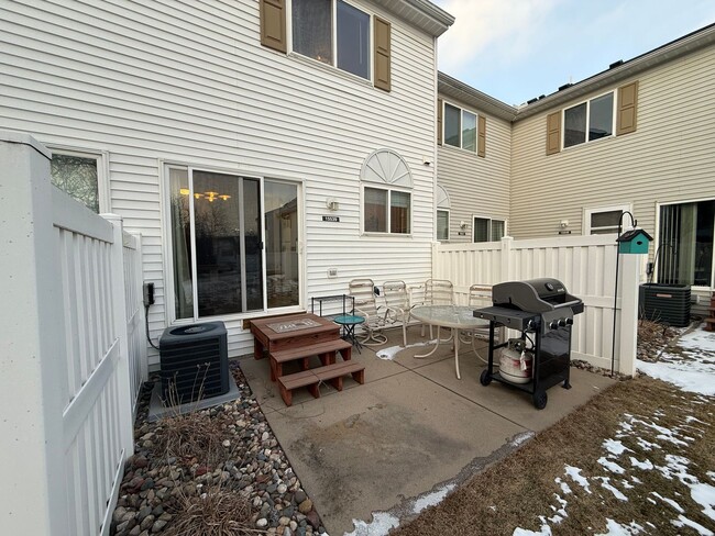 Building Photo - Beautiful Apple Valley Townhome!