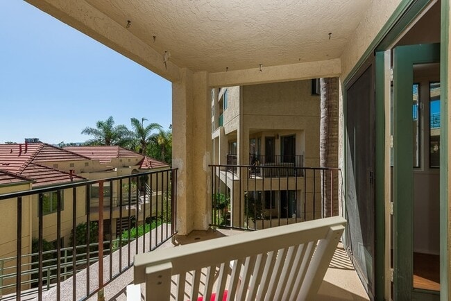 Building Photo - 2/2 End Unit Condo available near UTC