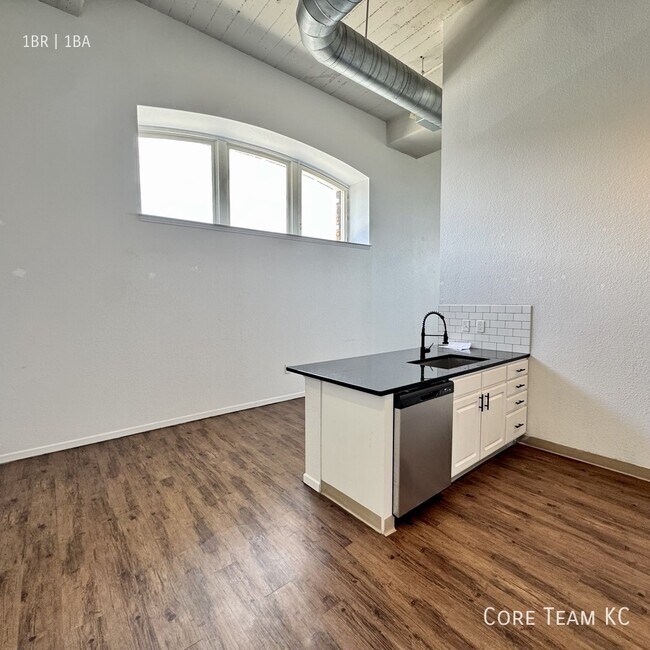 Foto del edificio - 320 W 7th St